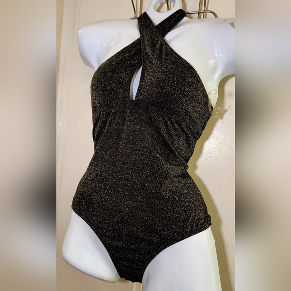 One Pc Swimsuit - Picture 2 of 5